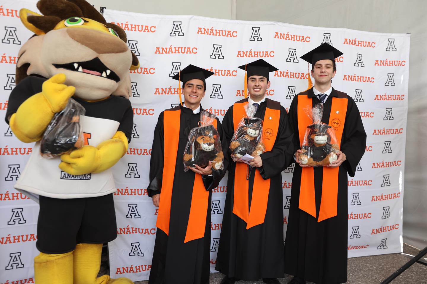 Después de dos años a la distancia Anáhuac Puebla celebra la Graduación